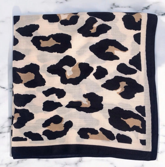 Foulard carré léopard 70x70